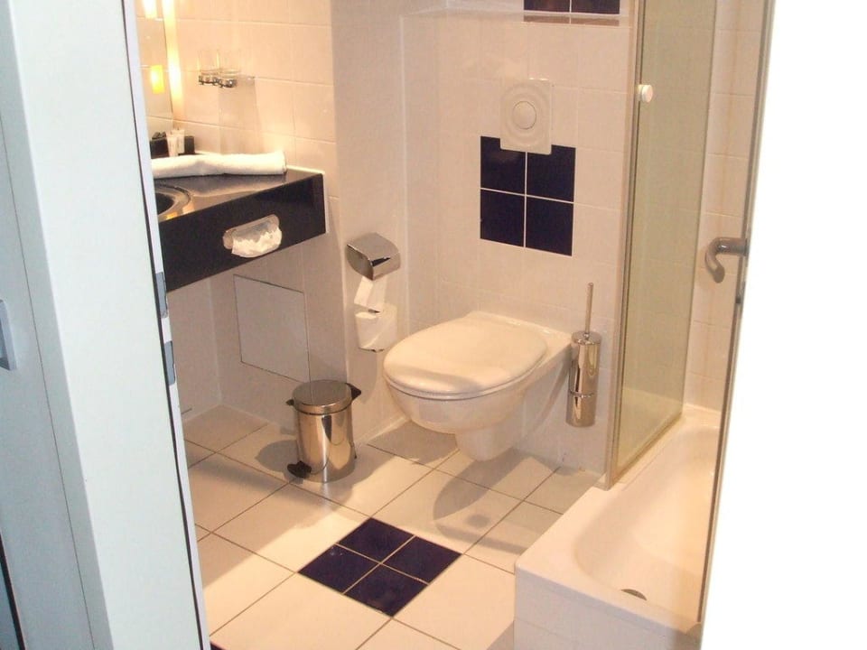 Das geräumige Bad mit grosser Dusche INNSIDE by Meliá Bremen