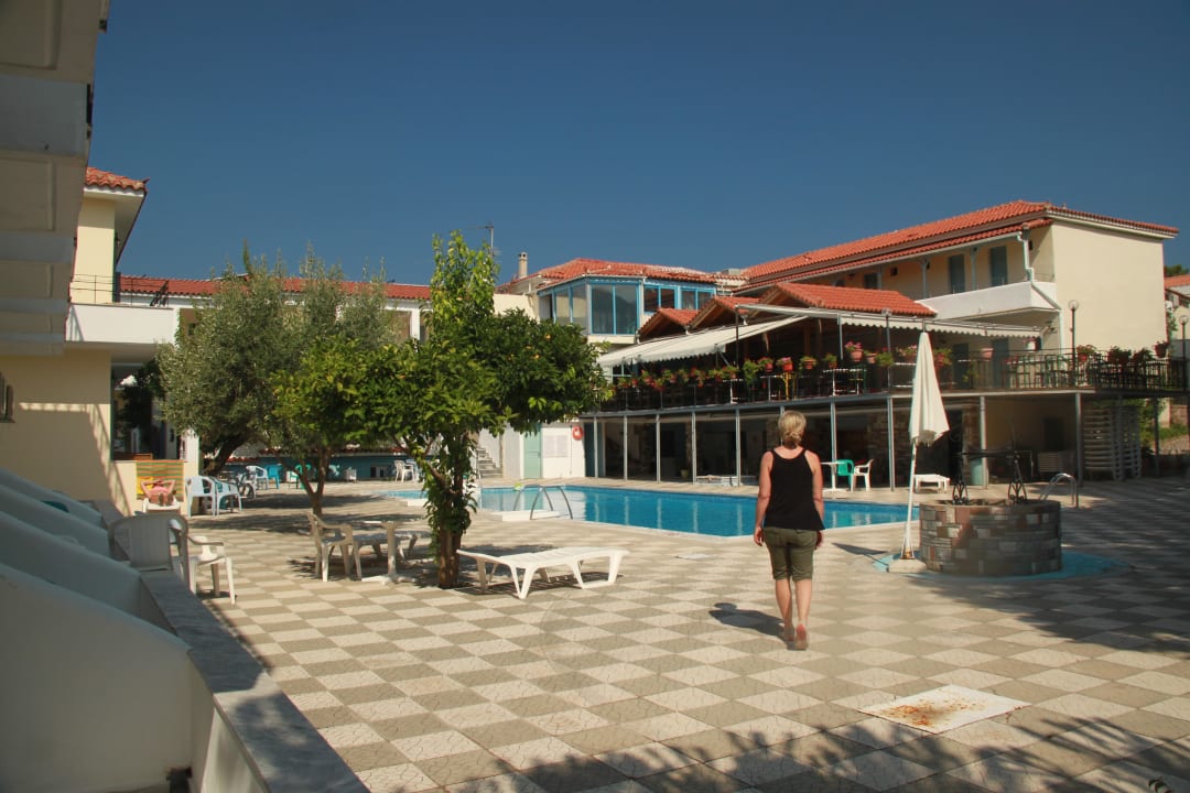 Auf dem Weg zum Frühstück im Nachbarhotel Hotel Theofilos Superior