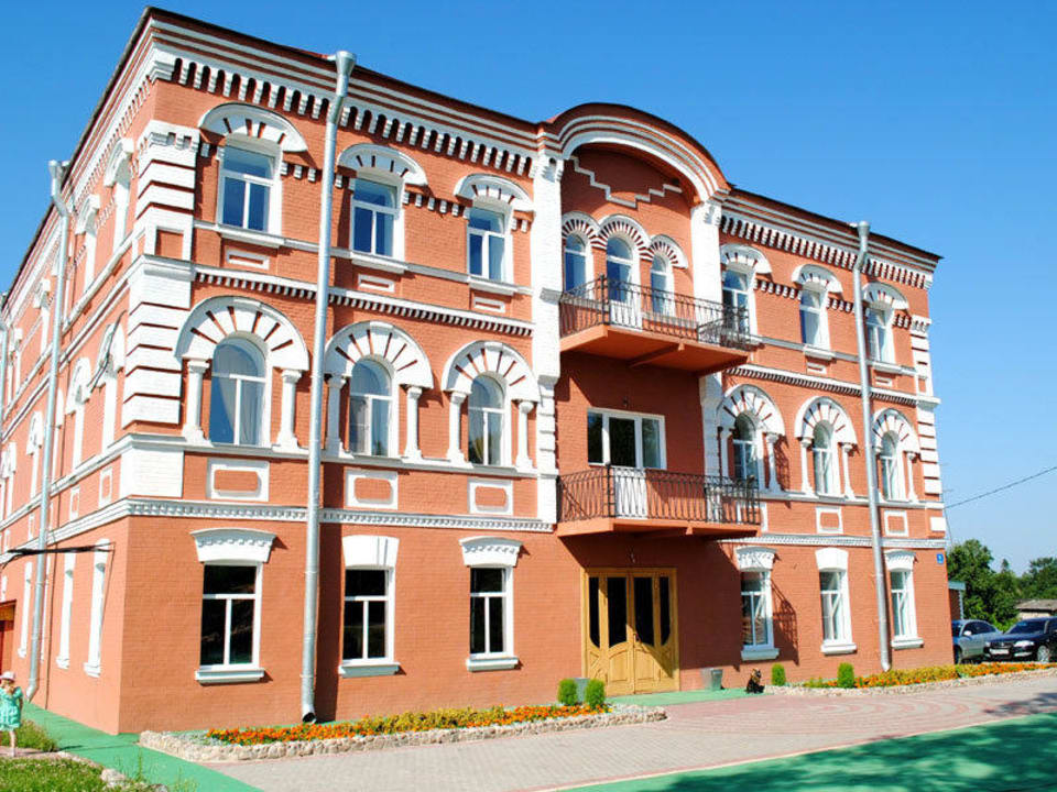 Здание отеля - купеческий особняк 19 век Hotel River Club Volkhov Most / Загородный Клуб Волхов Мост