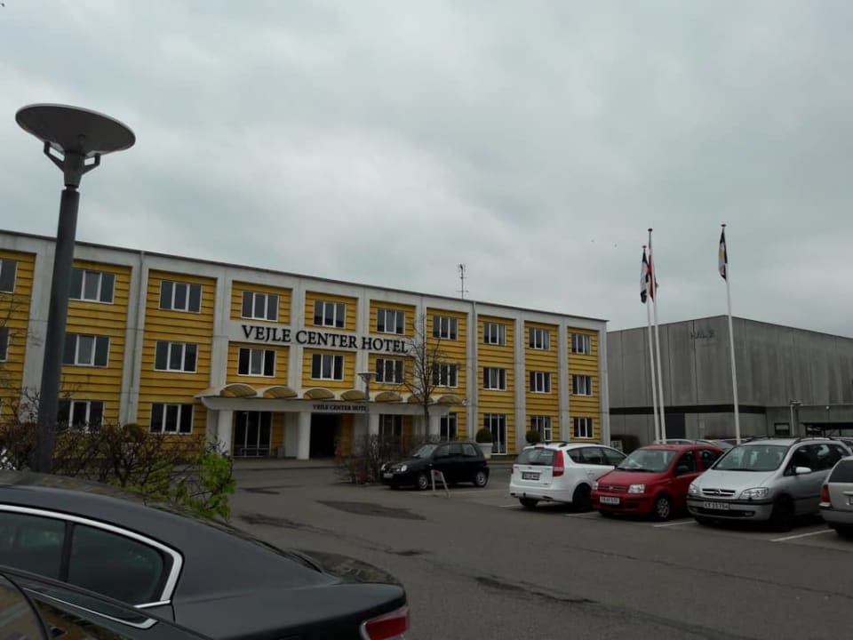 Widok na hotel od stron parkingu Hotel Vejle Center