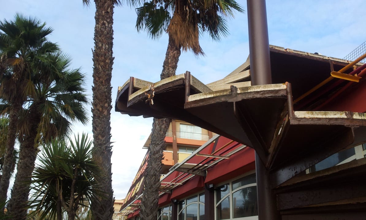 Rostige Treppenfragmente am Pooleingang Ilunion Islantilla