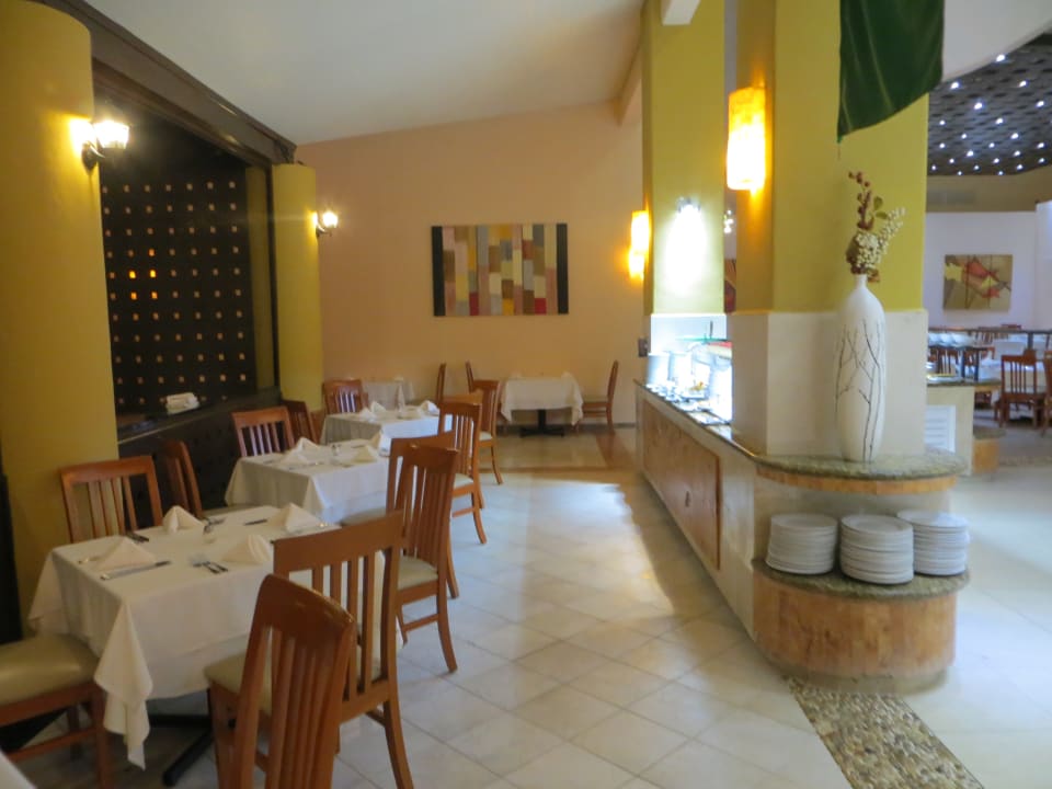 Das leere Buffetrestaurant Viva Azteca by Wyndham - All Inclusive Resort