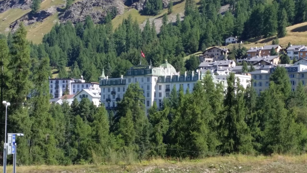 Idyllische Lage des Kronenhof Grand Hotel Kronenhof Pontresina