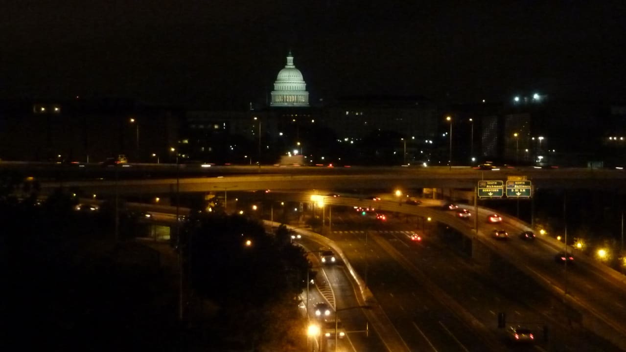 Das Capitol am Abend vom Hotelzimmer aus Capitol Skyline Hotel
