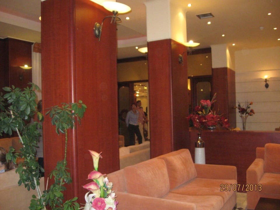 Lobby und Eingang zum Restaurant Vantaris Luxury Beach Resort