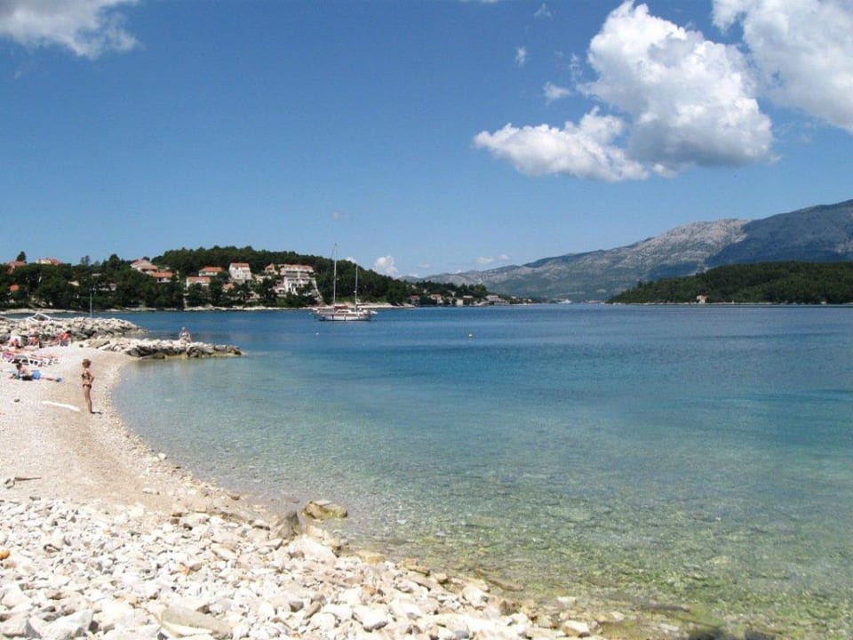 Plaża kamienista ok. 150m od hotelu Hotel Lumbarda