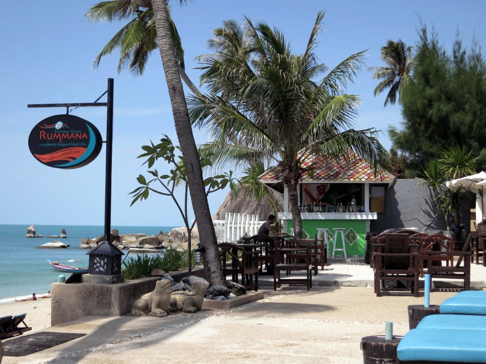 Blick auf die Bar von den Poolliegen aus Rummana Boutique Resort