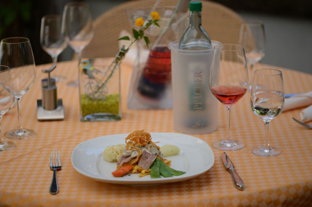 Tisch in der Gartenwirtschaft Landidyll Hotel Baumwiese