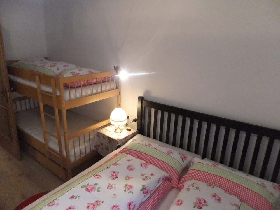 Detail Schlafzimmer mit Doppelbett und Stockbett Ferienwohnung Resi