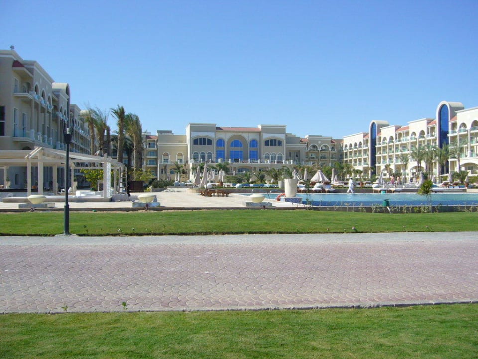 Blick vom Strand auf die Hotelanlage Premier Le Reve Hotel & Spa