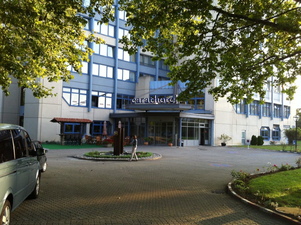 Außenansicht vom Parkplatz her Carathotel Basel