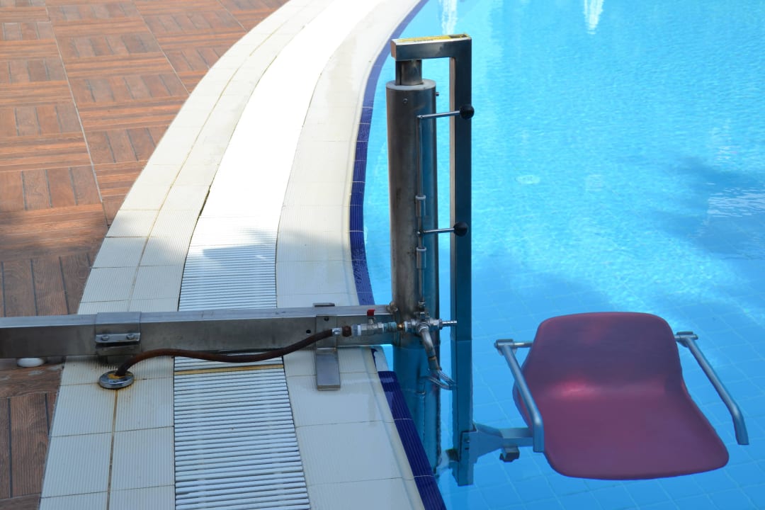 Badelift für Gehbehinderte Hane Family Resort