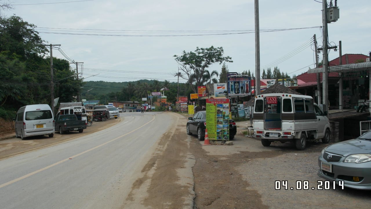 Straße vorm Sheraton Dusit Thani Krabi Beach Resort