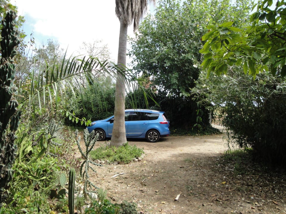 Parkplatz im abgeschlossenem Gelände der Finca Finca Son Blanch