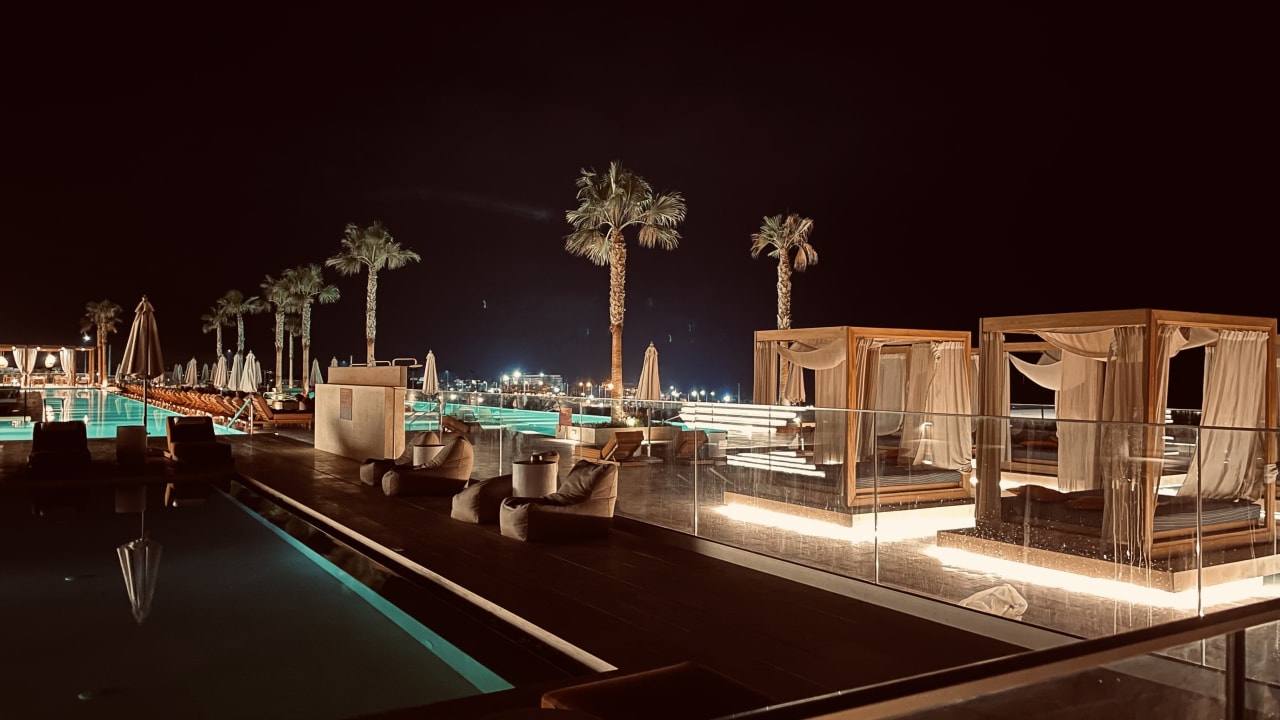 Pool The Royal Senses Resort, Curio Collection by Hilton