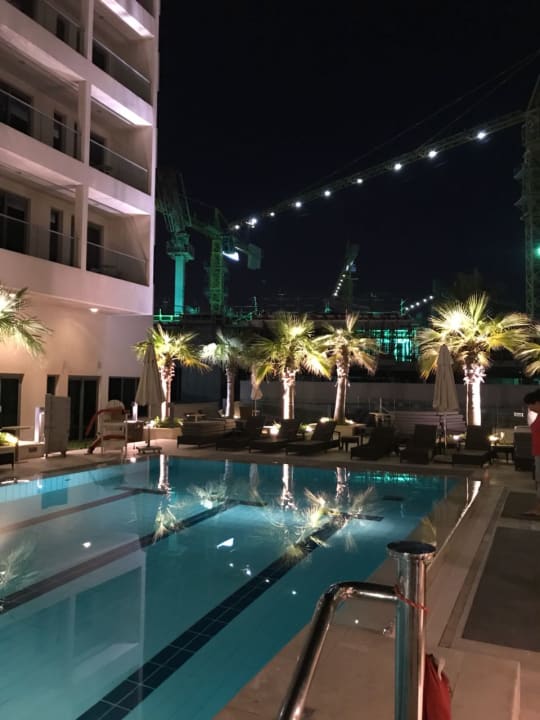 Pool Crowne Plaza Hotel Yas Island