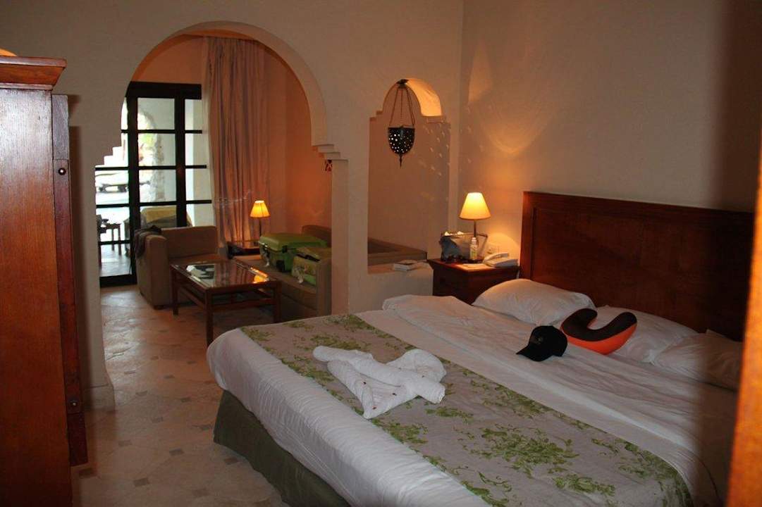 Riesen Bett in der riesen Poolsuite Ghazala Gardens