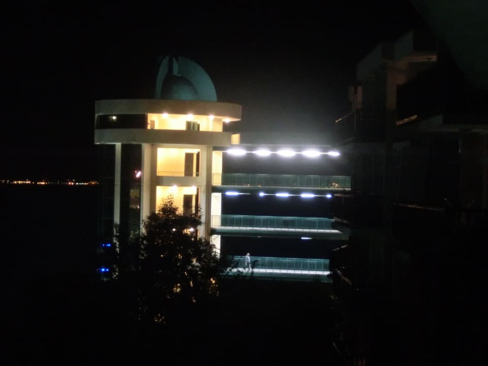 Bei Nacht Paradise Beach Hotel