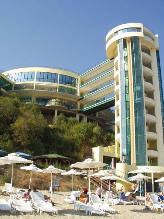 Fahrstuhlturm und Hauptgebäude Paradise Beach Hotel