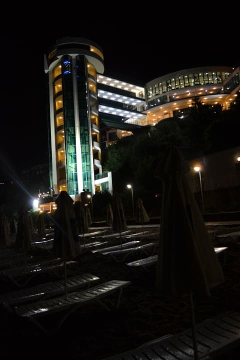 Nocą. Paradise Beach Hotel