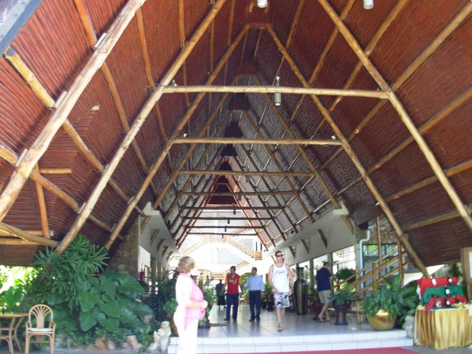 Lobby Travellers Beach Hotel & Club