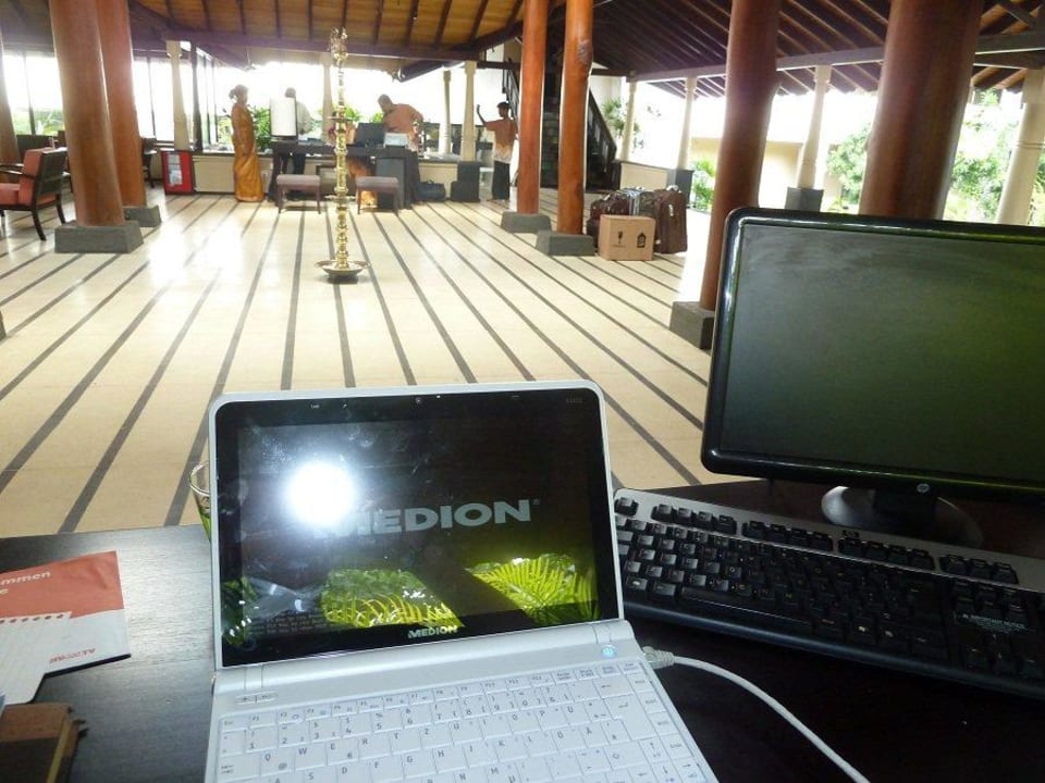 PC Stadtion im Rezeptionsbereich EKHO Surf