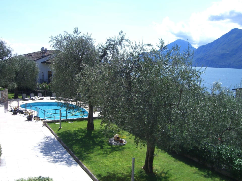 Blick von der Terrasse zum Pool Hotel Due Leoni Residence