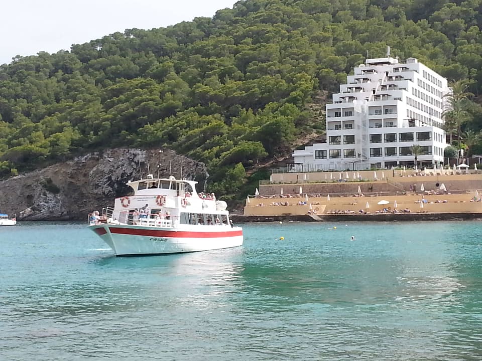 Hotel vom anderen Ufer der Bucht gesehen. Palladium Hotel Cala LLonga - Adults only