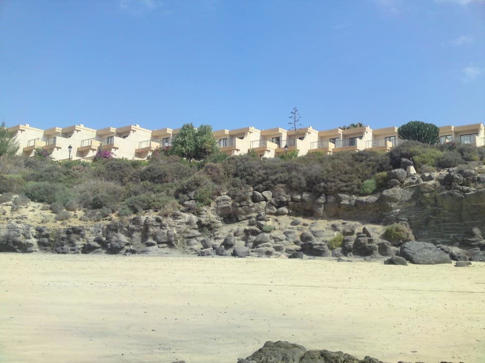 Blick vom Strand auf das Hotel SBH Hotel Taro Beach