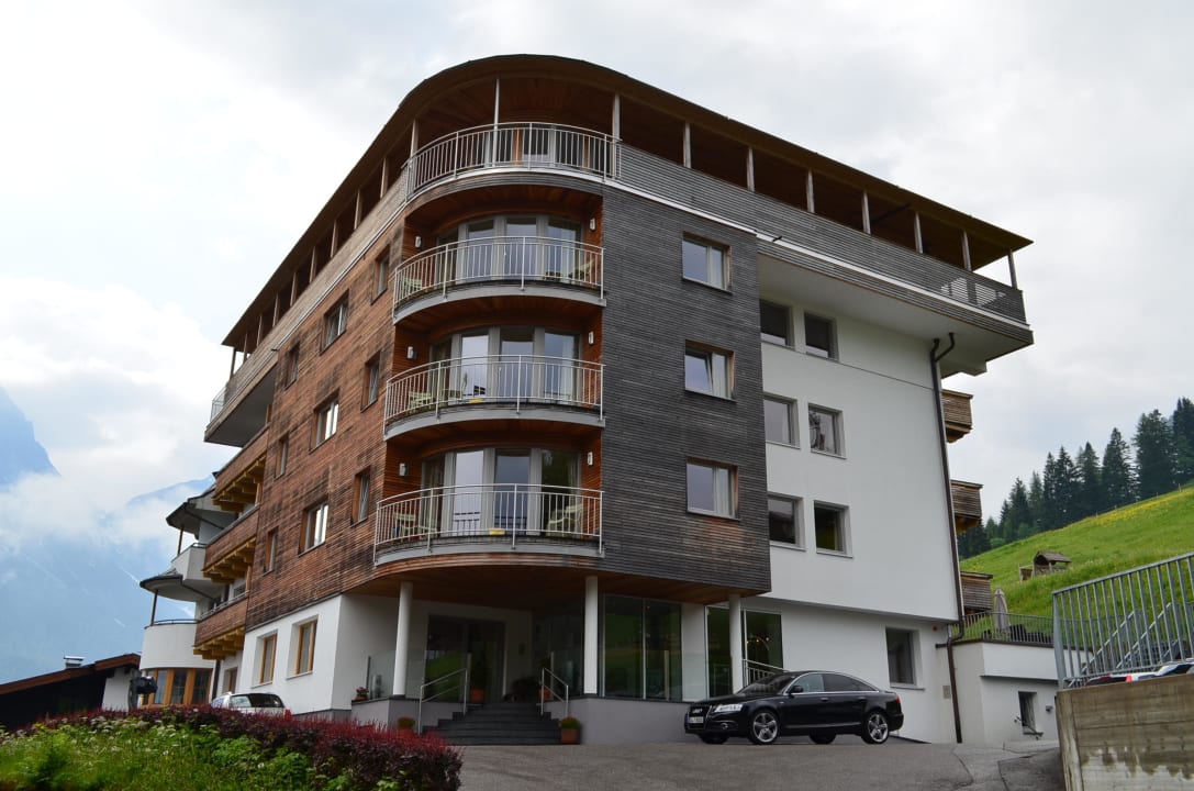 Frontansicht des Hotels Boutique Hotel Bellevue Lermoos