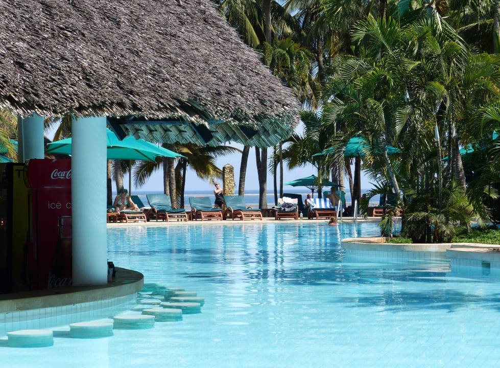 Pool mit Bar Hotel Traveller's Club