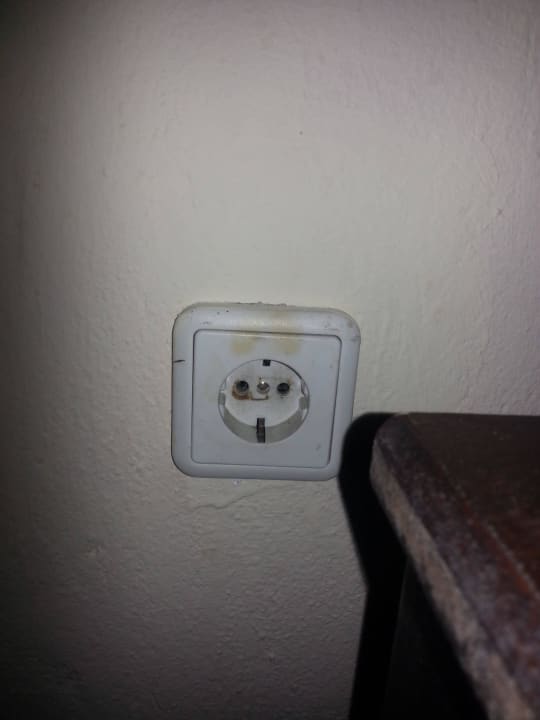 Pfui...eine von 2 Steckdosen.. Hotel Geranion Village