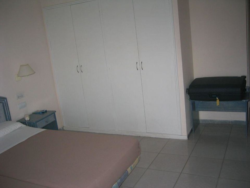 Innenaufnahme Zimmer 103 Schrankseite Hotel Delfin Laguna Bajamar