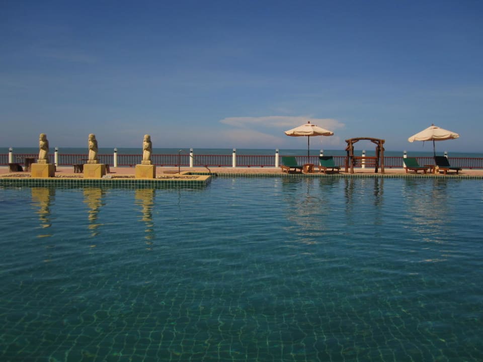 Pool Miracle Island Resort