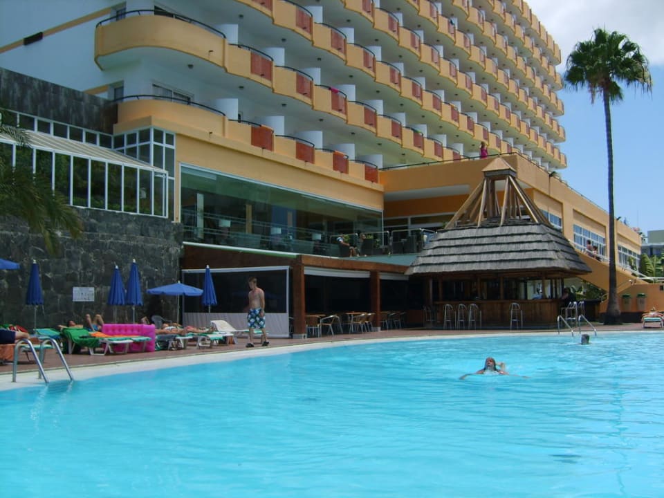 Großer Pool mit Poolbar allsun Hotel Lucana