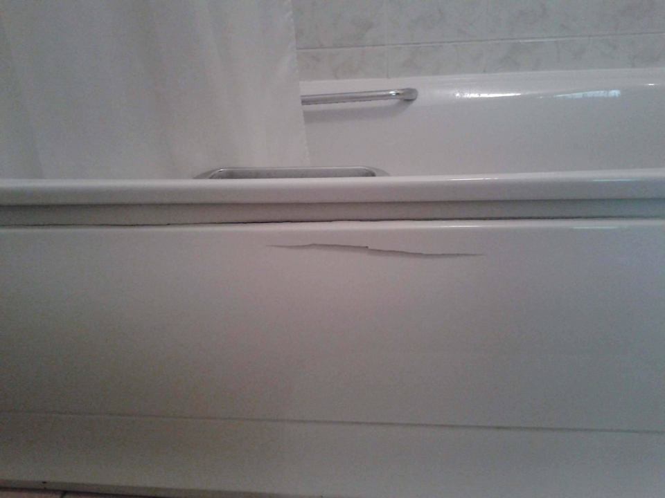 Riss in der Bedewannenverkleidung Castlerosse Ferienhäuser