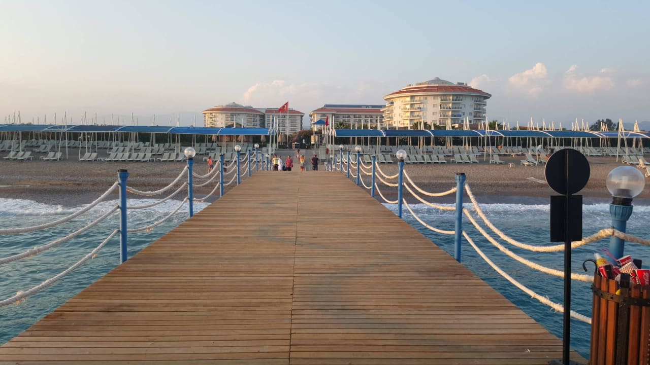 Blick vom Meer zum Hotel... Seaden Sea World Resort & Spa