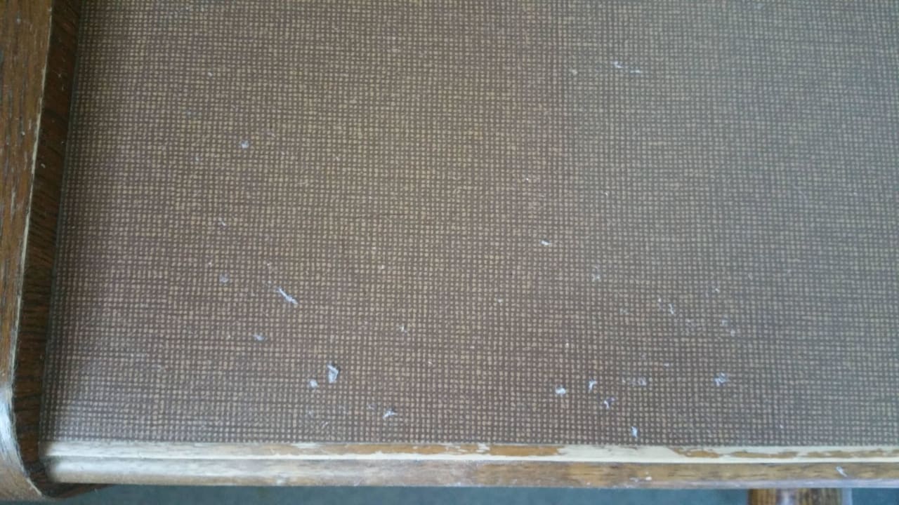 Staubflocken auf dem Nachtisch Hotel Well garni