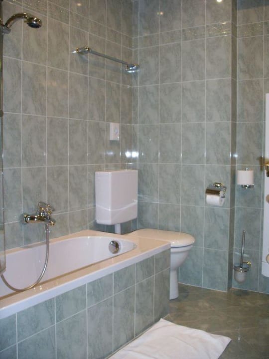 Nebengebäude Badezimmer Ansicht 2 Schloss Hotel Korb