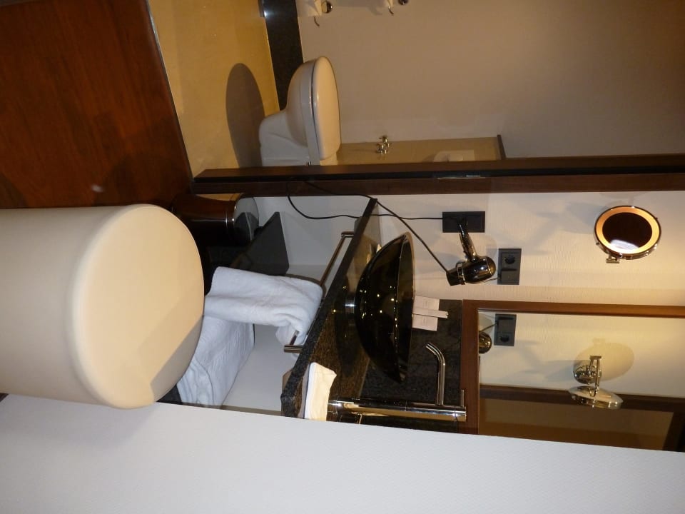 Waschtisch, WC Flemings Hotel Frankfurt Main-Riverside