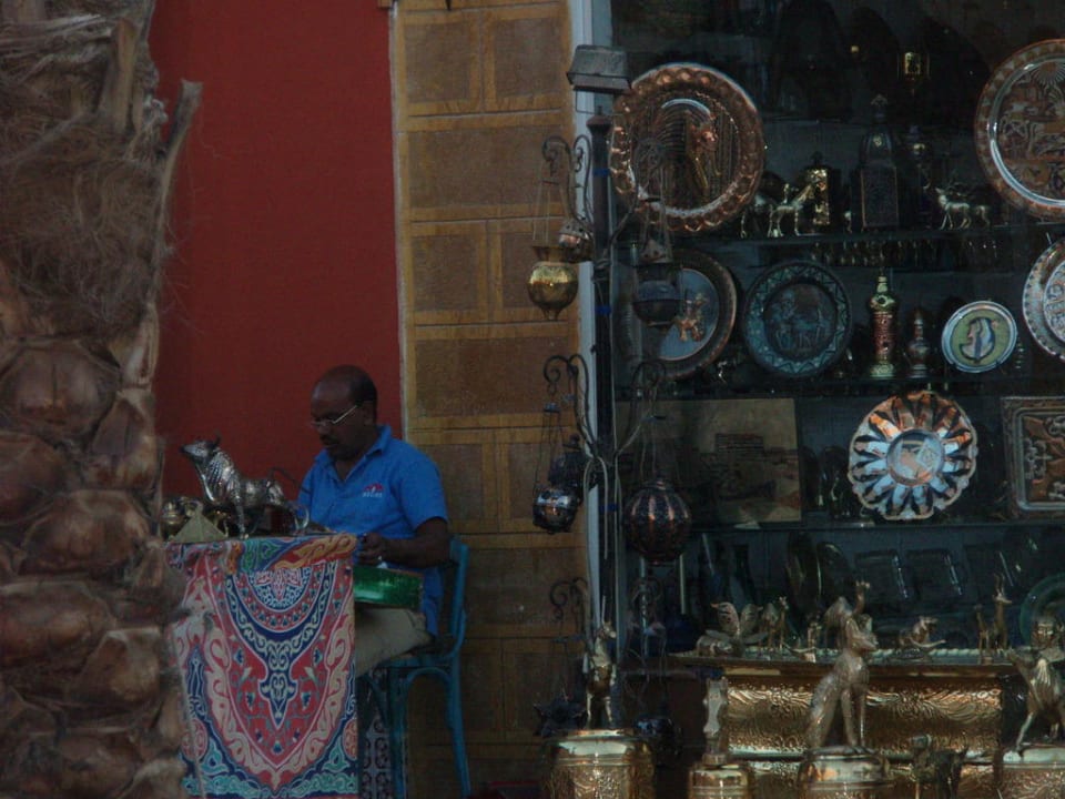 Lädchen mit freundlichem Verkäufer Pickalbatros Alf Leila Wa Leila Resort - Neverland Hurghada