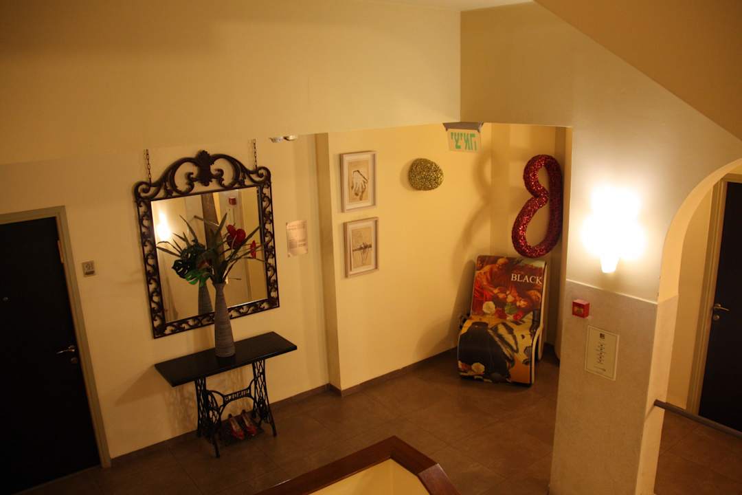 Gang mit ausgestellen Kunstobjekten Art Gallery Hotel Haifa