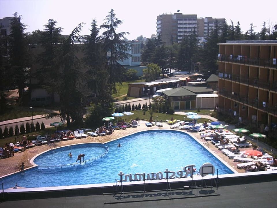 Blick vom Haupthaus auf Pool Hotel Baikal