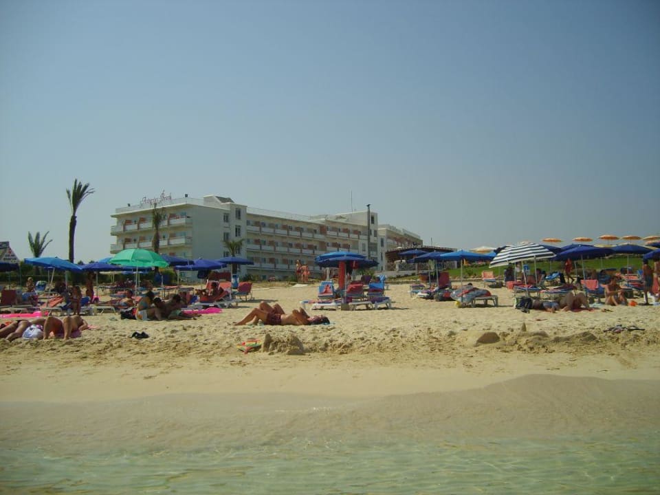 Blick vom Meer zum Hotel Asterias Beach