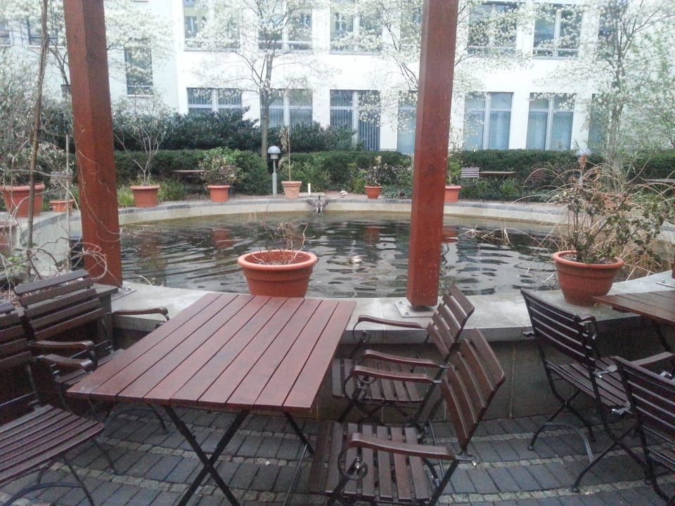 Aussenterrasse mit Teich Vienna House Easy by Wyndham Leipzig