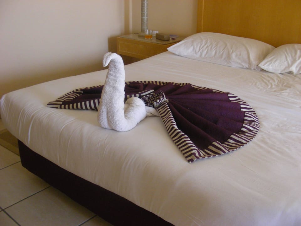 Bett mit Vogelmotiv Hotel JAZ Makadi Star & Spa