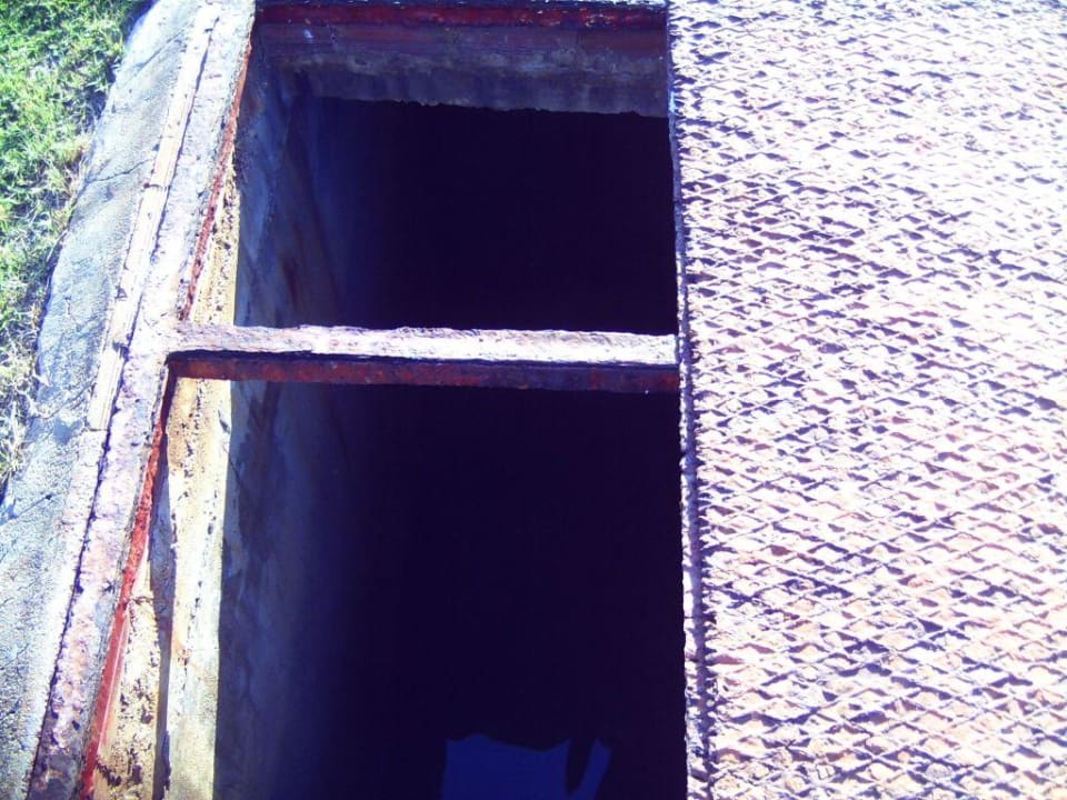 Offene Schachtdeckel der Poolwasserumwälzanlage Hotel Hermes