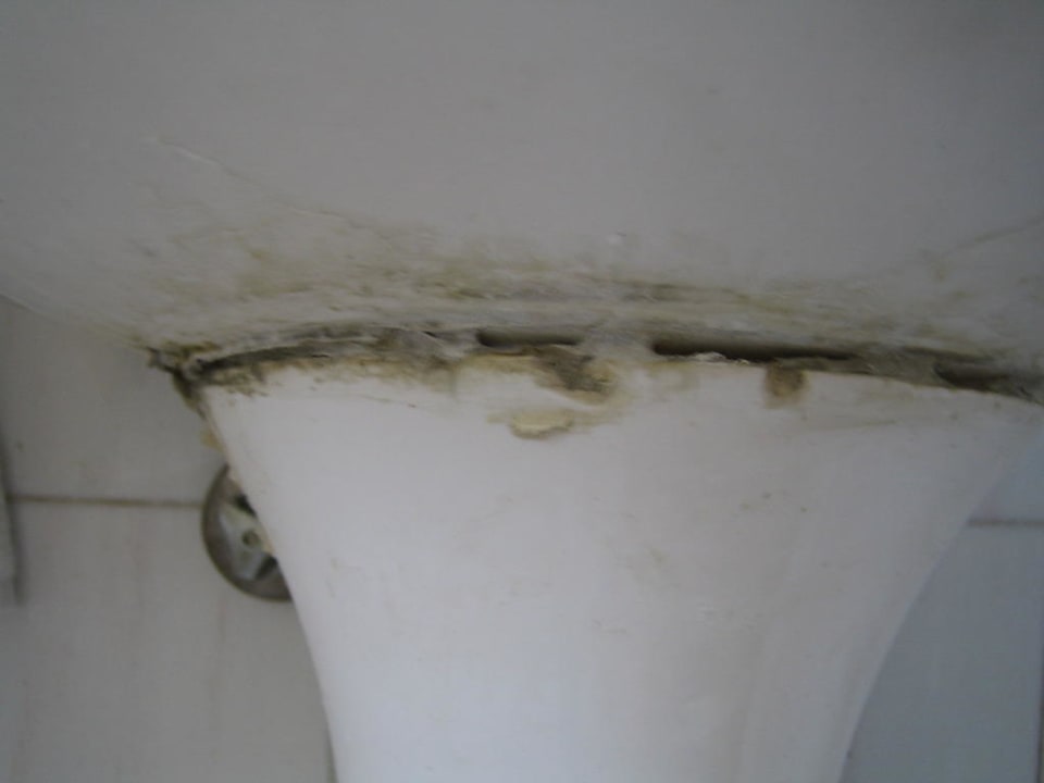 Das Waschbecken von unten Hotel Crown Resort Henipa