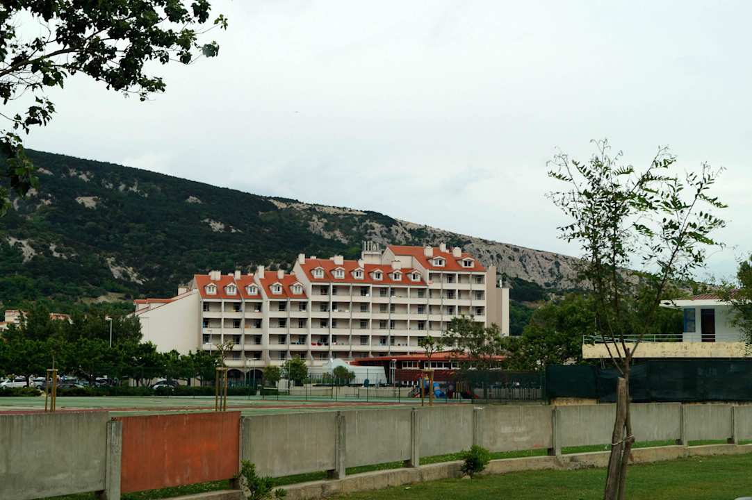 Hotel von aussen gesehen (Strassenseite) Hotel Baska