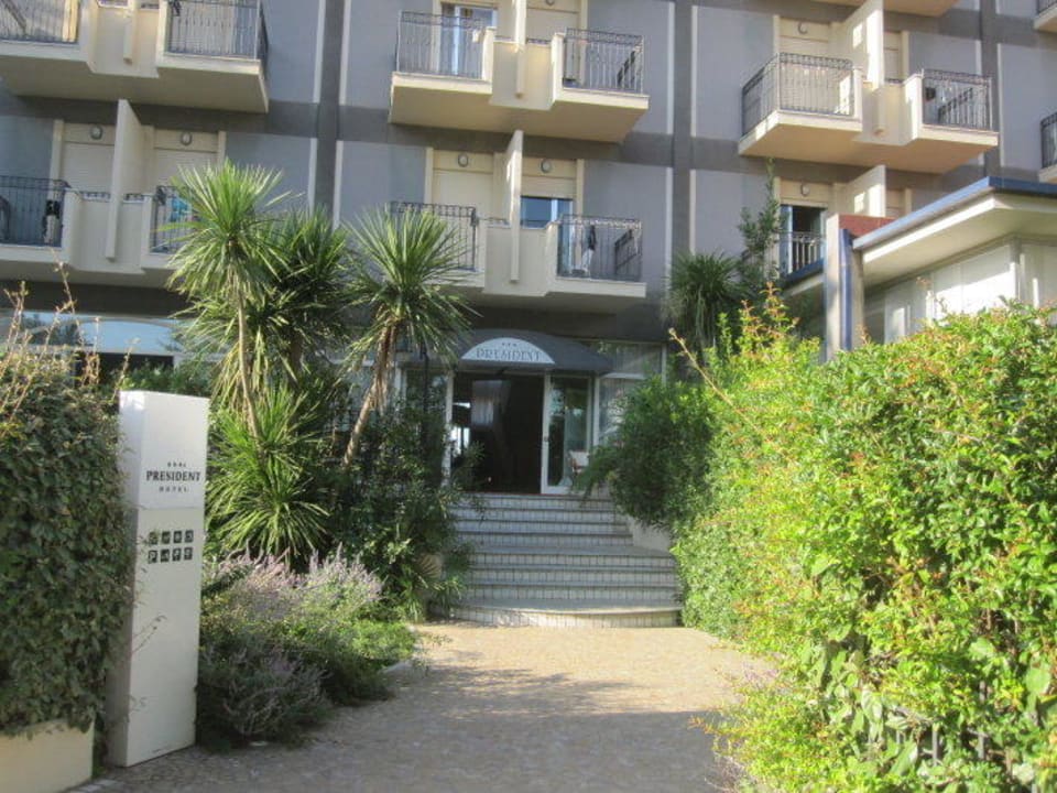 Außenansicht   Eingang Hotel President